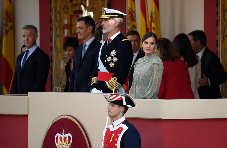 Regina Letizia, apariție spectaculoasă. Ce ținută deosebită a purtat la parada militară de Ziua Națională a Spaniei