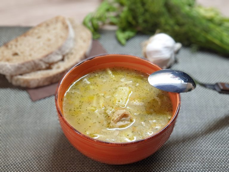 Supă de pui cu tăiței. Remediul pentru zilele reci de toamnă. Ce este bine și ce nu să adaugi