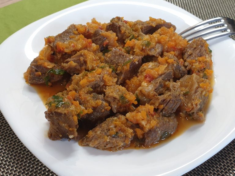 Tocăniță cremoasă de vită cu sos de ceapă. Rețetă simplă cu doar 3 ingrediente