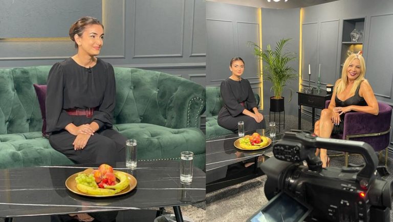 Cum se stă corect când porți o rochie sau o fustă. Andreea Ștefănescu, trainer internațional de etichetă, spune ce greșeli trebuie evitate VIDEO EXCLUSIV