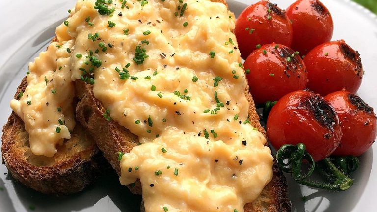 Pune aceste două ingrediente în omletă și va fi cea mai bună pe care ai mâncat-o vreodată. Numai așa o vei prepara de acum înainte