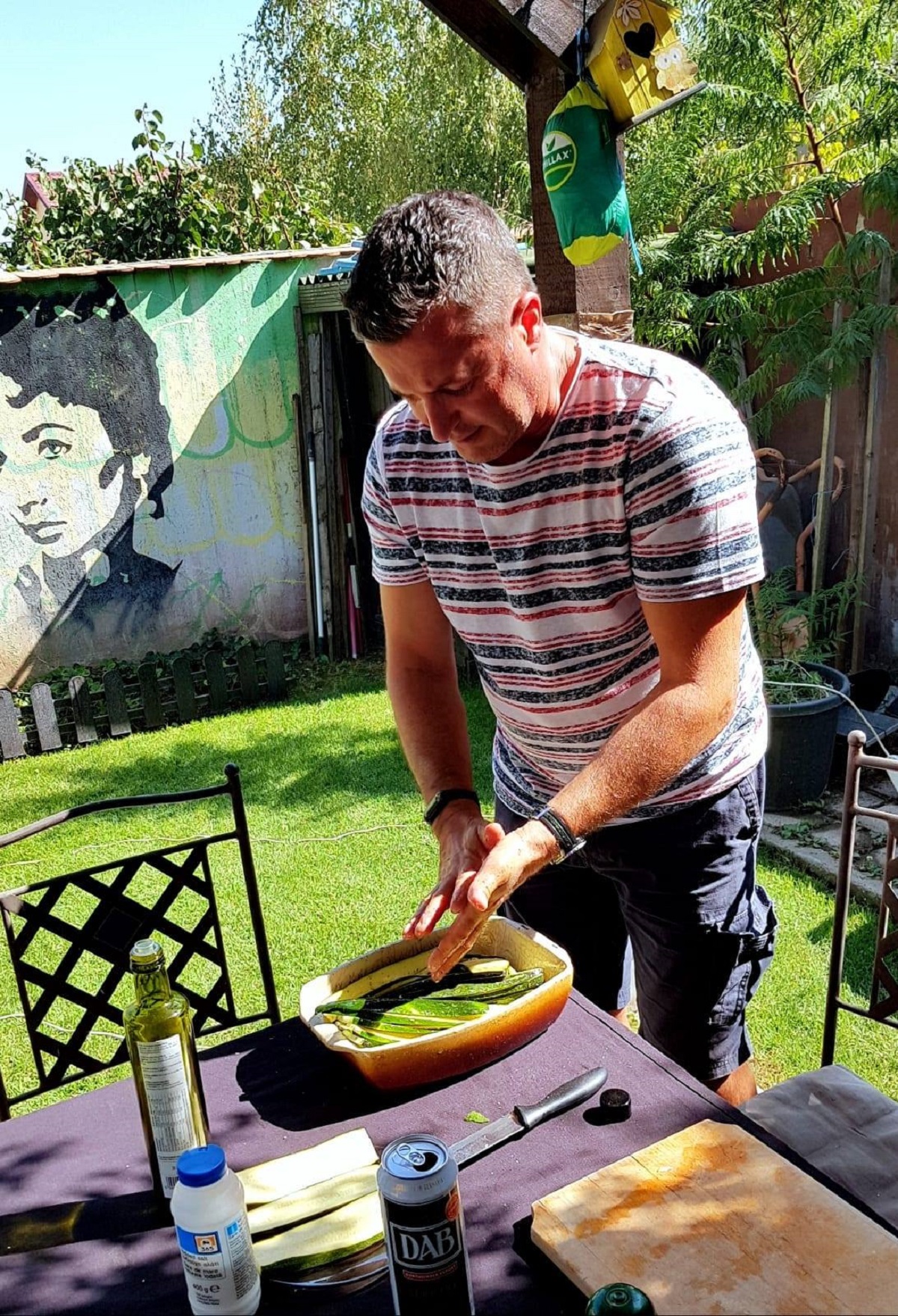 Dezbrăcatu dezvăluie celebra lui rețetă de coaste de porc