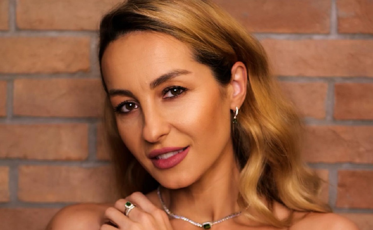 Motivul pentru care Flavia Mihășan a ales să își taie pleoapele