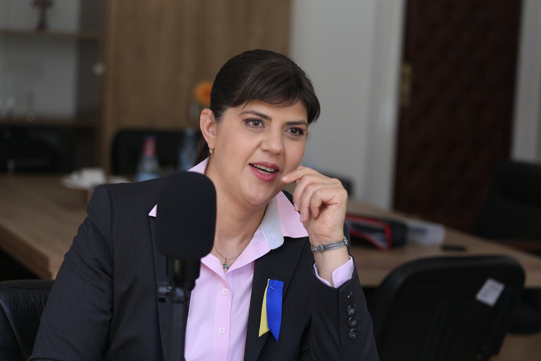 Cum reacționează Laura Codruța Kovesi când citește știri despre ...