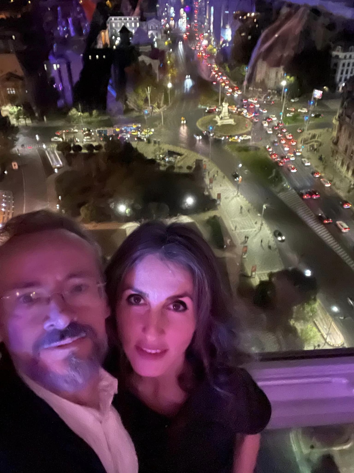 Mihai și frumoasa brunetă, de profesie medic chirurg