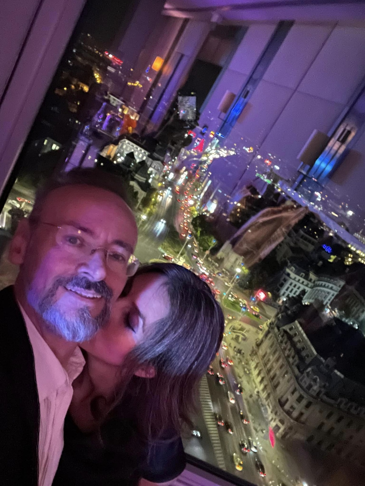 Mihai și frumoasa brunetă, de profesie medic chirurg