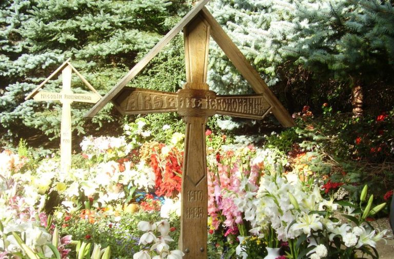 Unde se află mormântul lui Arsenie Boca. A devenit loc de pelerinaj pentru creștinii din toată țara