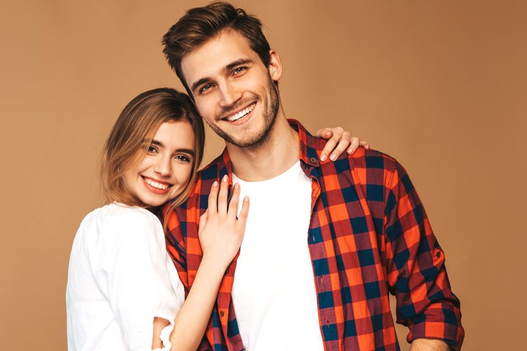 5 semne că te place. Cum știi că un bărbat vrea să-ți atragă atenția