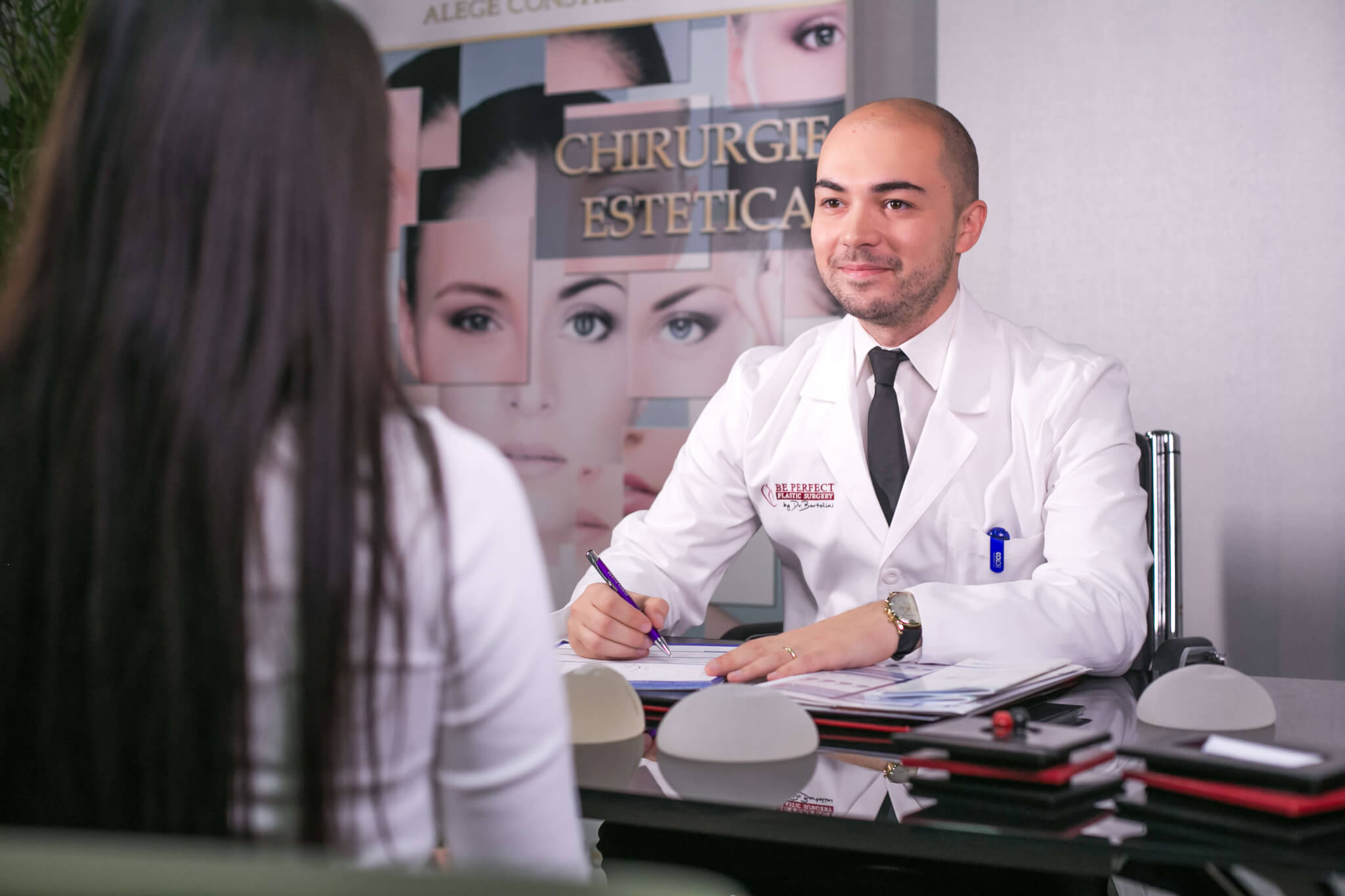 Cele mai populare operații estetice la care apelează femeile. Alin Bortolini, chirurg estetician