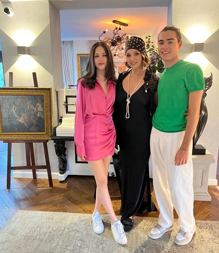 Andreea Marin poarta si acum rochiile mamei sale