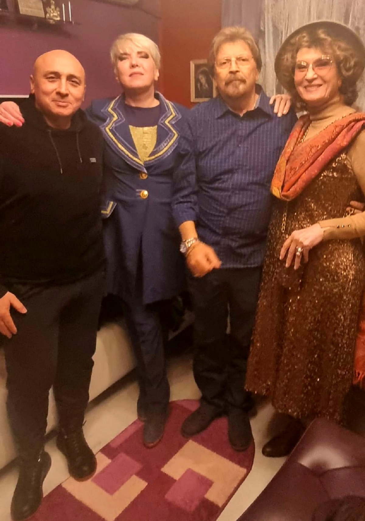 Angela a înregistrat o piesă cu vechii ei colegi de scenă