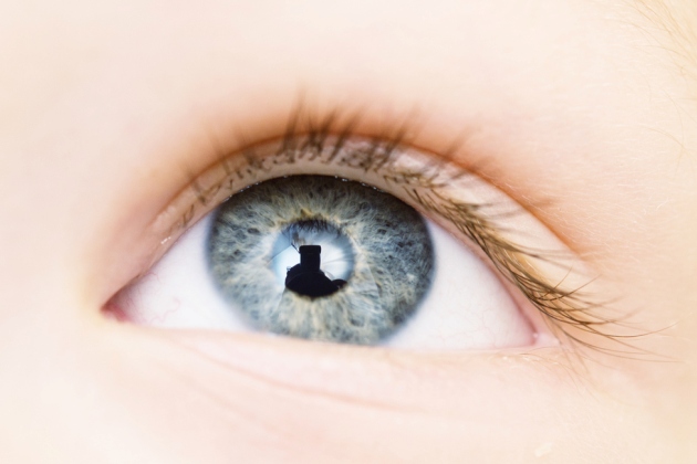 Când se schimbă culoarea ochilor la bebeluși. Ce e important să știe părinții