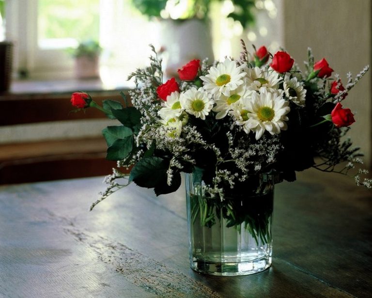 Ce să pui în apa florilor să reziste mai mult. Trucuri simple care le ajută să se mențină proaspete în vază