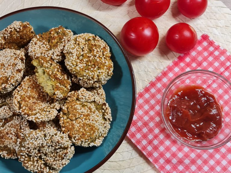 Chifteluțe din năut cu dovlecei și susan. Rețetă de post, fără gluten