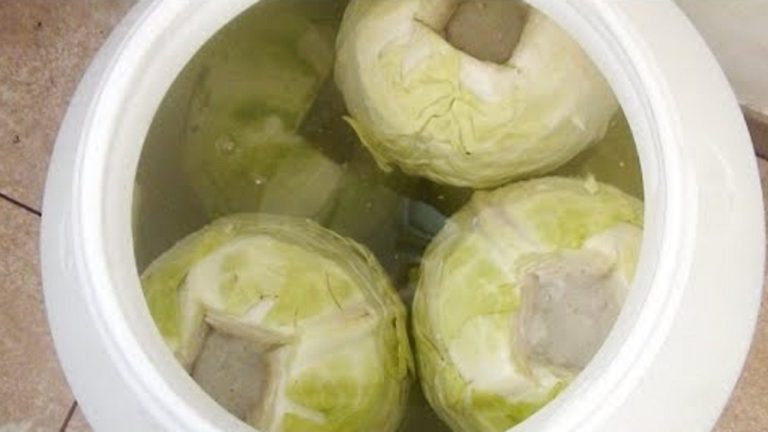 Ingredientul de aur pe care multe gospodine uită să îl pună în butoiul cu varza murată. De asta se tulbură zeama și se acrește prea tare