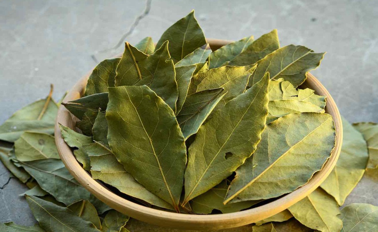 De ce ar trebui să arzi mereu foi de dafin în casă