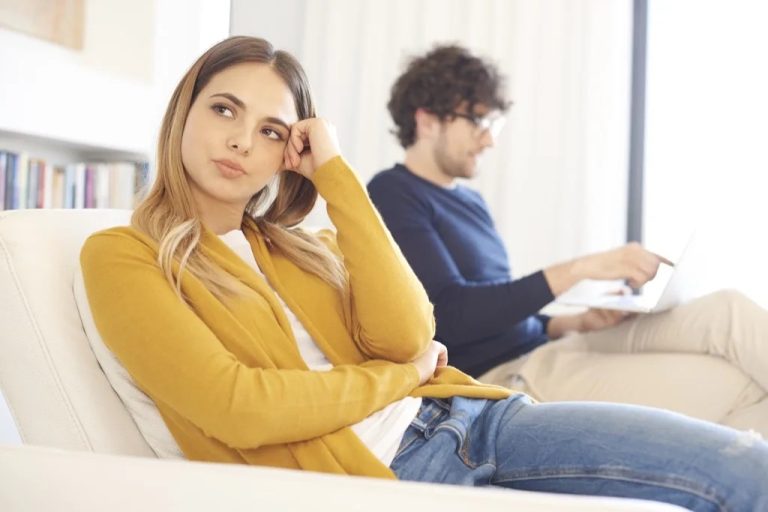 De ce te gândești la o altă persoană dacă îți iubești partenerul. Nu este chiar ciudat ceea ce simți. Explicația psihologilor