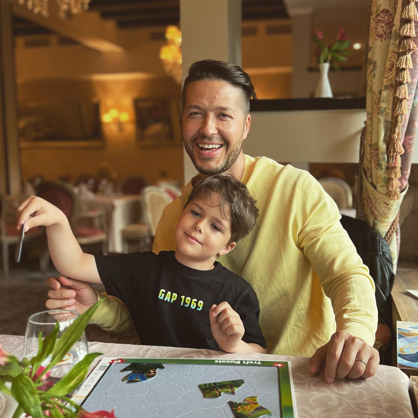 Jorge a ales sa-si creasca fiul de cinci ani dupa alt gen de parenting