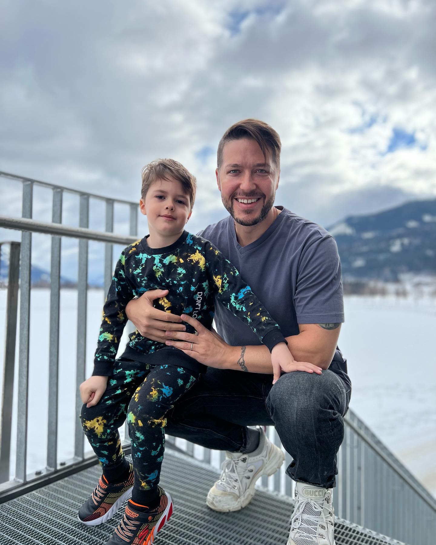 Jorge a ales sa-si creasca fiul de cinci ani dupa alt gen de parenting