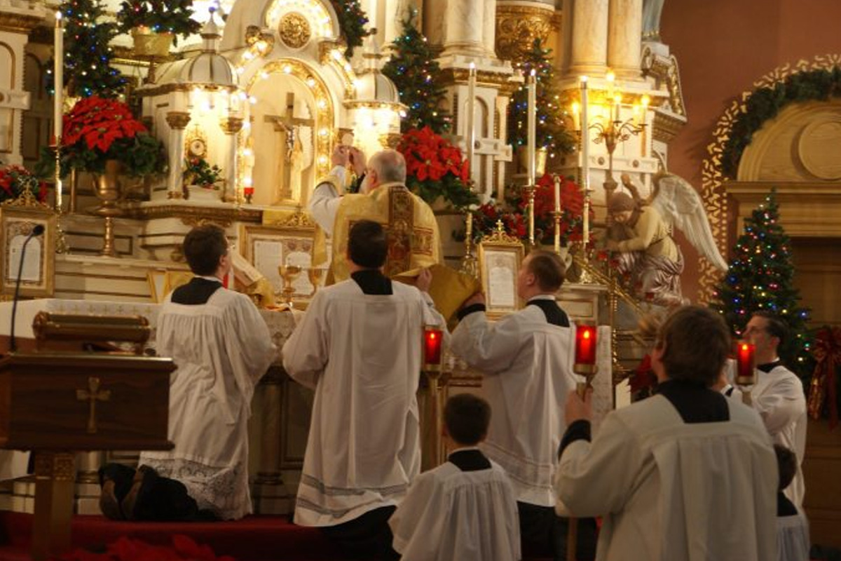 La ce oră începe slujba de Crăciun 2022