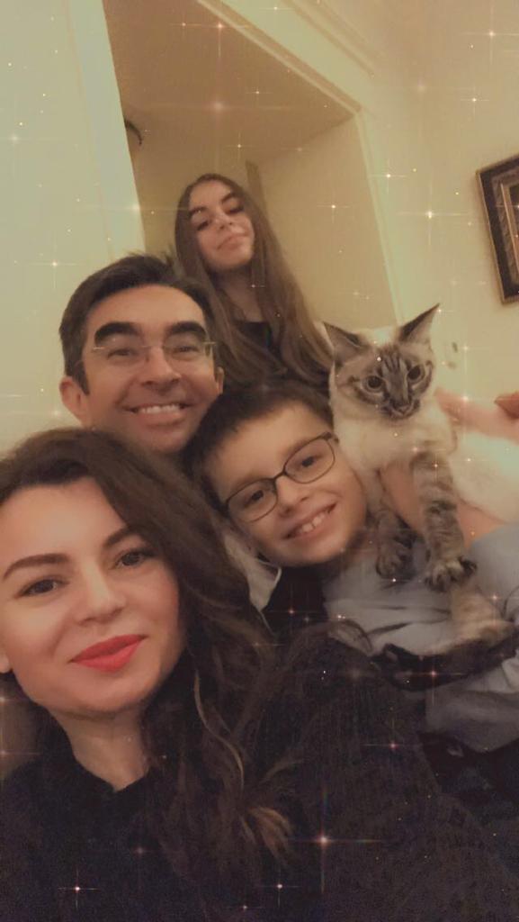 Mihai Găinușă, alături de soție și de cei doi copii ai lor