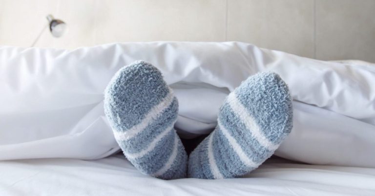 Motivele pentru care ar trebui să renunți la șosete când mergi la culcare. De ce nu este bine să le porți când dormi