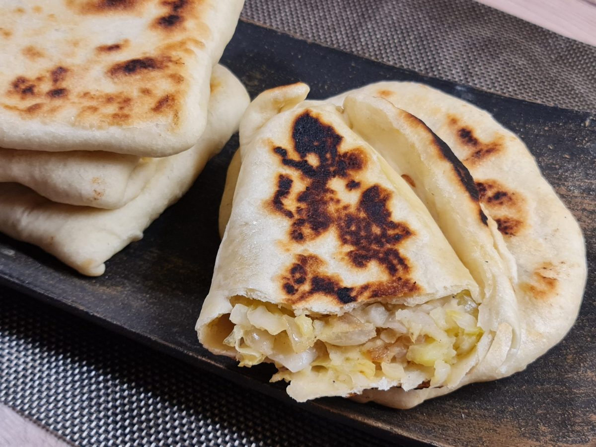 Plăcinte cu varză murată și cartofi