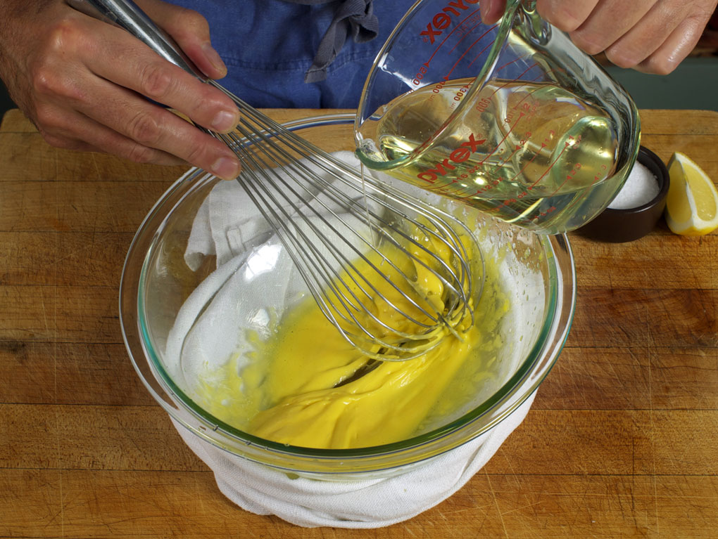 Secretul pentru o maioneza perfecta acasa. Cu ce o repari cand s-a taiat