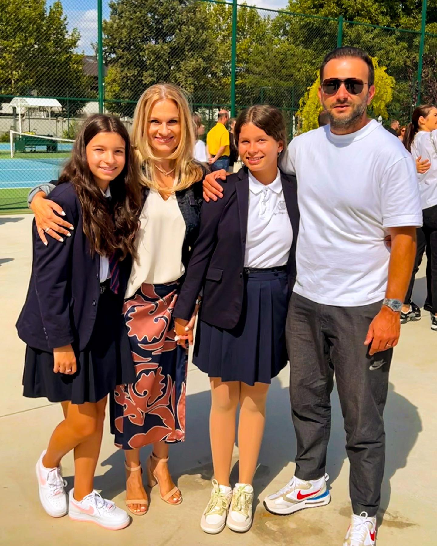 Taticul Mihai Morar rasfatat acasa de cele trei fiice