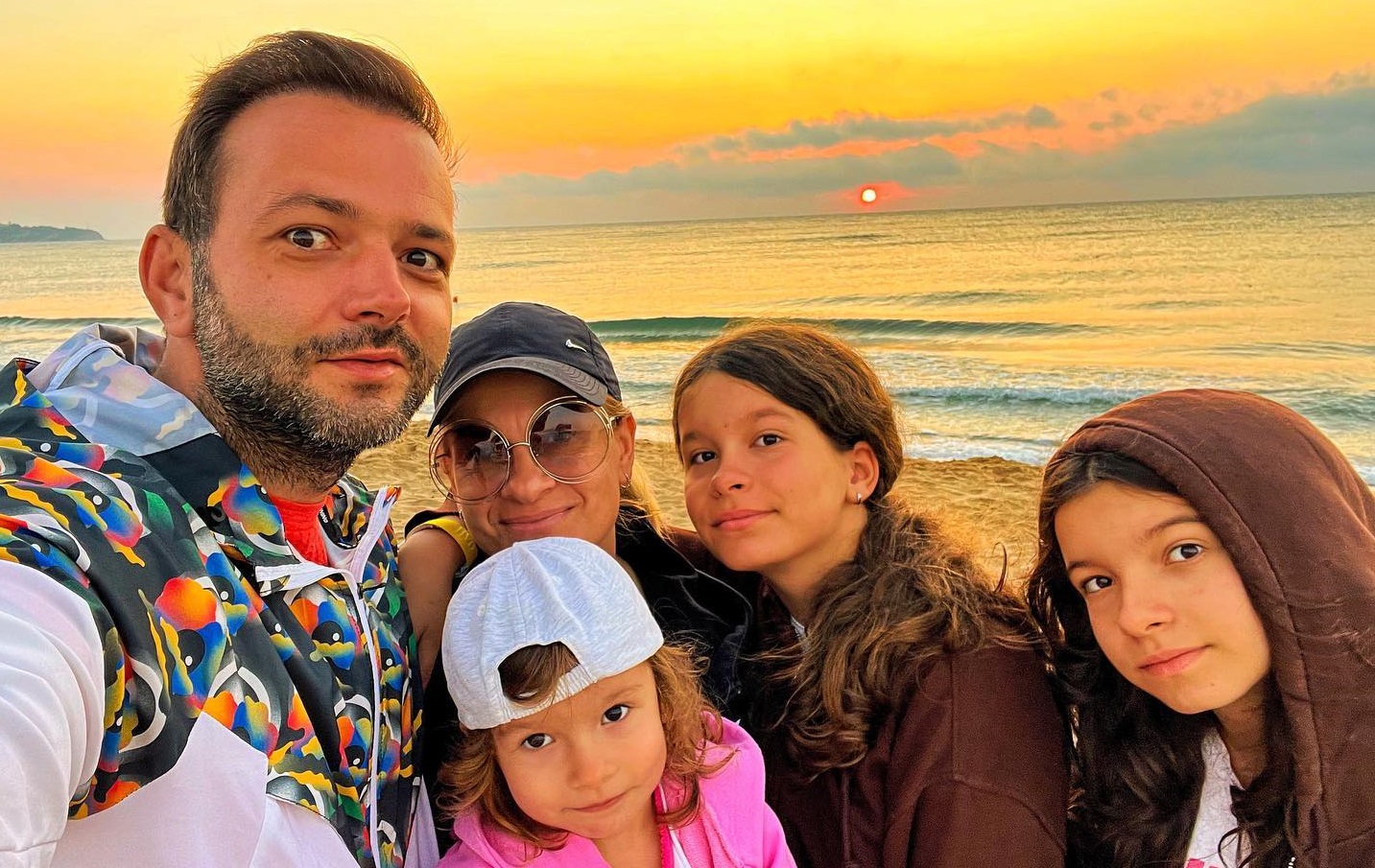 Taticul Mihai Morar rasfatat acasa de cele trei fiice