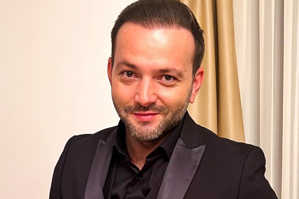 Taticul Mihai Morar rasfatat acasa de cele trei fiice