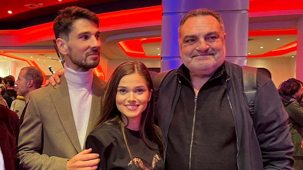 Theo Rose fotografie rara alaturi de socrii sai