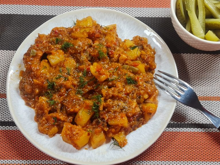 Tocăniță de cartofi cu afumătură. Ingredientul care o face mult mai gustoasă, ce trebuie neapărat să adaugi