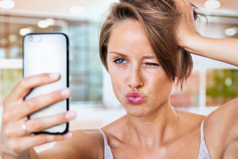 Trucuri pentru a fi mai atrăgătoare în pozele de pe Facebook. Paşi simpli, dar de efect