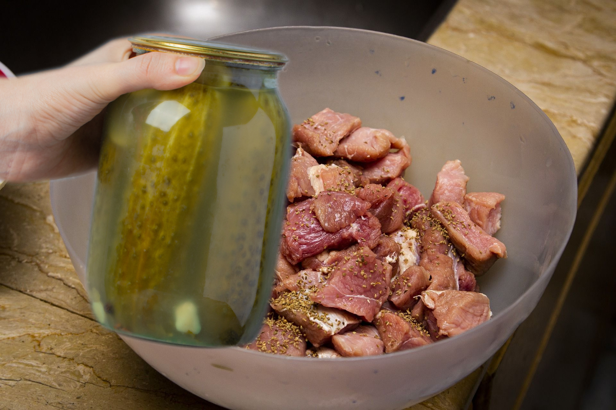 Zeama de la castravetii murati e aur in bucatarie