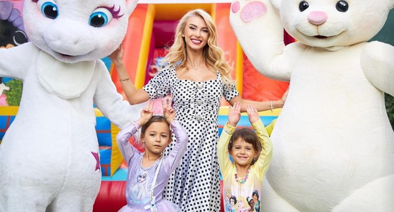 Andreea Bălan, despre educația fiicelor sale. Cum încearcă să le învețe să aprecieze valoarea banilor: „În pușculițe își mai strâng bănuții lor” VIDEO EXCLUSIV