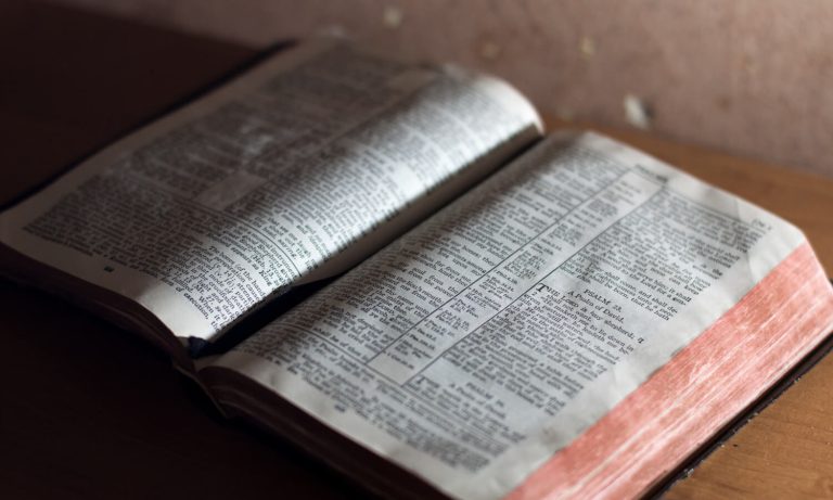 Cine a scris Biblia, când a apărut și de unde provine acest cuvânt. Semnificația nebănuită