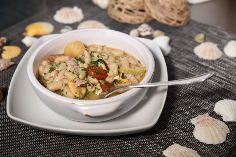 Secretul ciorbei de fasole. Ce să pui în ea ca să iasă ca la mama acasă. Asta îi dă un gust bun