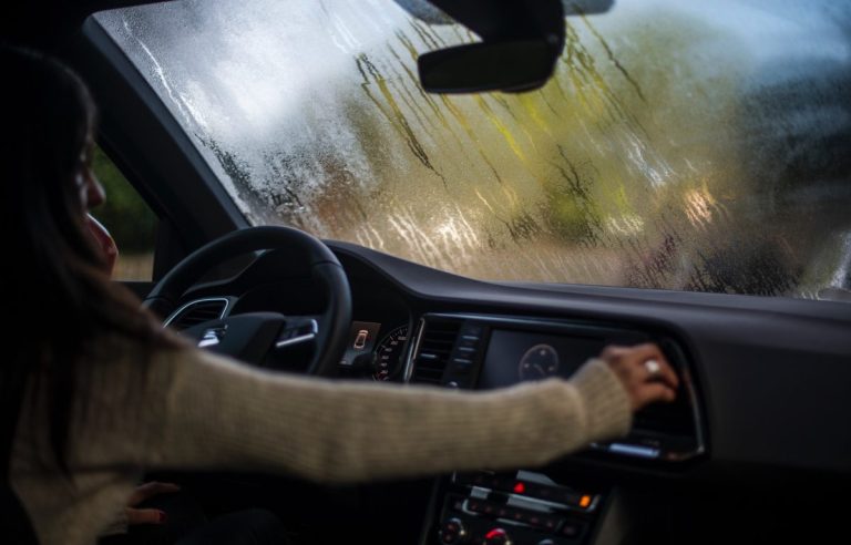 Trucul banal pentru ca geamurile mașinii să nu se mai aburească niciodată. Ce e bine să pui în interior, de preferat aproape de geamuri
