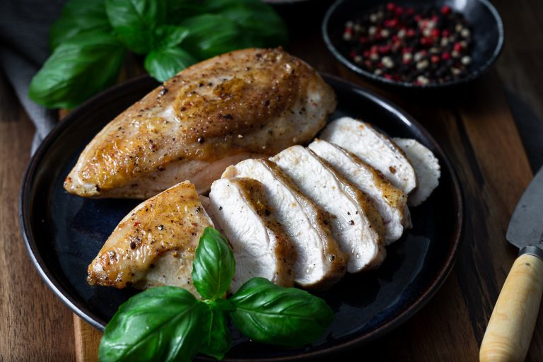 Cum se fierbe corect pieptul de pui. Asta îi dă un gust aparte, metoda pe care trebuie să o încerci