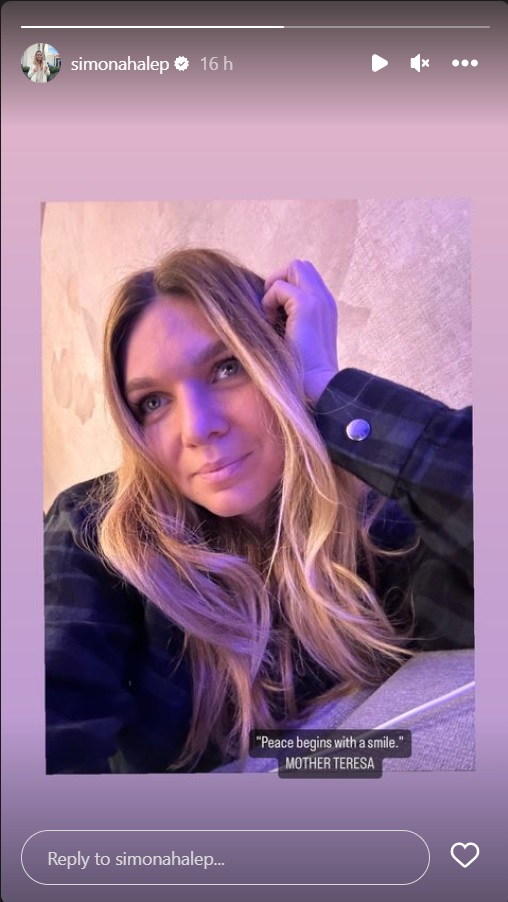 Mesajul surprinzător al Simonei Halep. Cum a apărut sportiva în plin scandal de dopaj, ipostază rarăDe când a fost acuzată de dopaj, Simona Halep a fost foarte puțin activă pe rețelele sociale. Sportiva s-a concentrat asupra strategiei pe care o va aborda, împreună cu avocații, pentru a-și demonstra nevinovăția. Acum, Simona a revenit pe Instagram, cu un mesaj optimist pentru urmăritorii ei. Ce a transmis, în plin snadal de dopaj. Mesajul Simonei Halep, în plin scandal de dopaj Simona Halep trece prin cea mai dificilă perioadă a carierei ei sportive. Jucătoarea de tenis luptă să își facă dreptate, după ce a fost acuzată oficial de dopaj. Ea este suspendată provizoriu și nu poate participa la competiții profesioniste, până când cazul se va soluționa. Chiar dacă riscă o suspendare de până la 4 ani, Simona nu își pierde speranța și optimismul. Încă de la începutul scandalului de dopaj, ea a transmis că nu este vinovată și că va lupta să își facă dreptate. Recent, a revenit pe rețelele sociale cu un mesaj optimist pentru cei care o urmăresc. Sportiva a postat pe Instagram Stories un selfie în care apare cu zâmbetul pe buze, însoțit de mesajul: „Pacea începe cu un zâmbet - Maica Tereza”. „Cel mai dificil meci din viața mea” A trecut o lună de când Simona Halep a fost acuzată de dopaj. Unul dintre testele anti-doping efectuate vara aceasta, la US Open, a ieșit pozitiv. Sportivei i s-a depistat în organism o sunstanță numită Roxadustat și de acolo a început o luptă pentru adevăr. La scurt timp după ce informația a fost făcută publică, jucătoarea de tenis a publicat un mesaj pentru cei care o urmăresc pe rețelele sociale. „Astăzi începe cel mai dificil meci din viața mea: o luptă pentru dreptate. Am fost notificată cu privire la faptul că am fost testată pozitiv pentru o substanță care se numește Roxadustat, într-o cantitate extrem de mică, ceea ce a venit ca un șoc imens pentru mine. De-a lungul carierei mele, nu mi-a trecut niciodată prin cap ideea de a trișa și este complet împotriva valorilor cu care am fost crescută. mesajul surprinzator al Simonei Halep