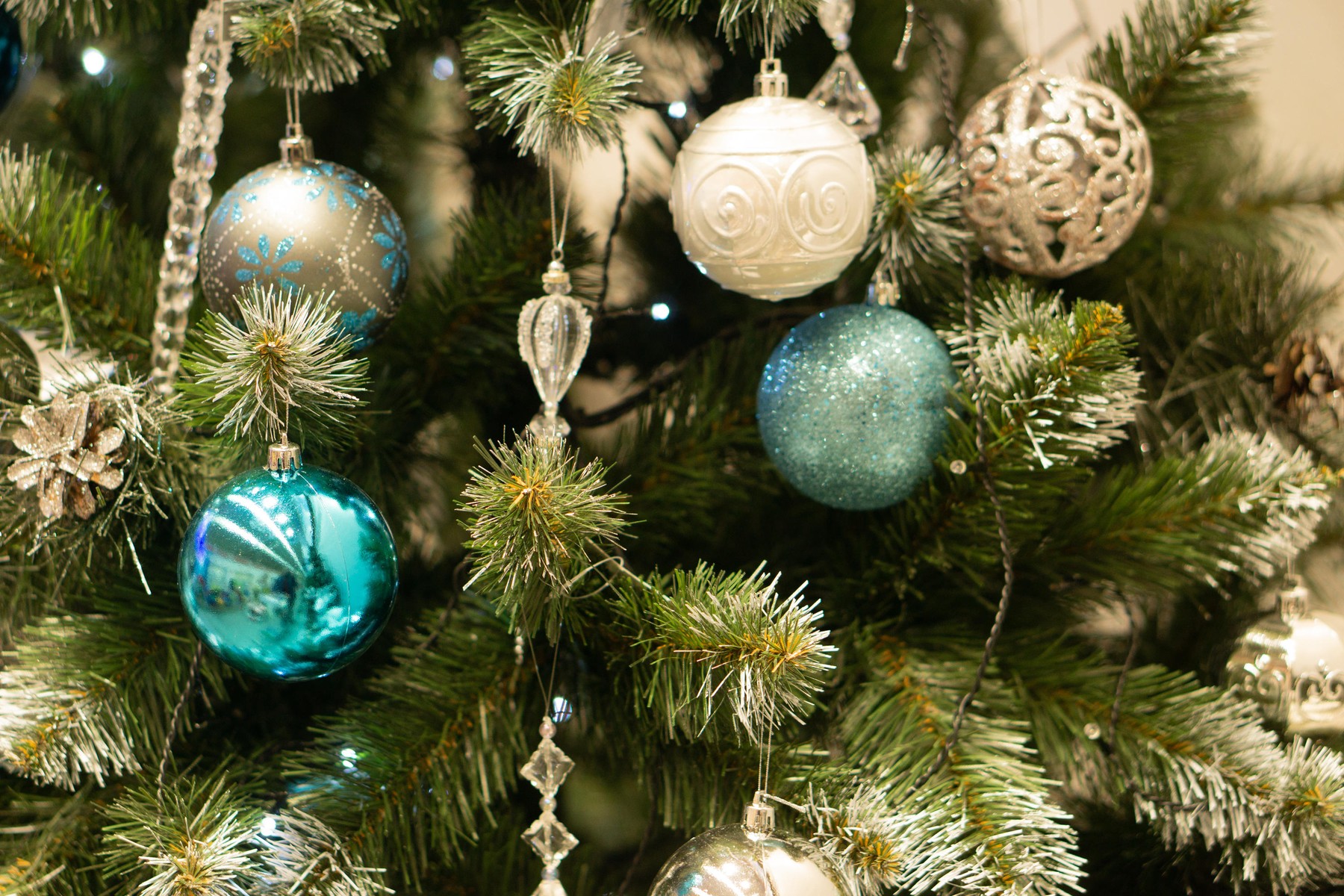 Brad natural sau artificial? Avantajele și dezavantajele pe care să le iei în calcul, înainte să faci alegerea