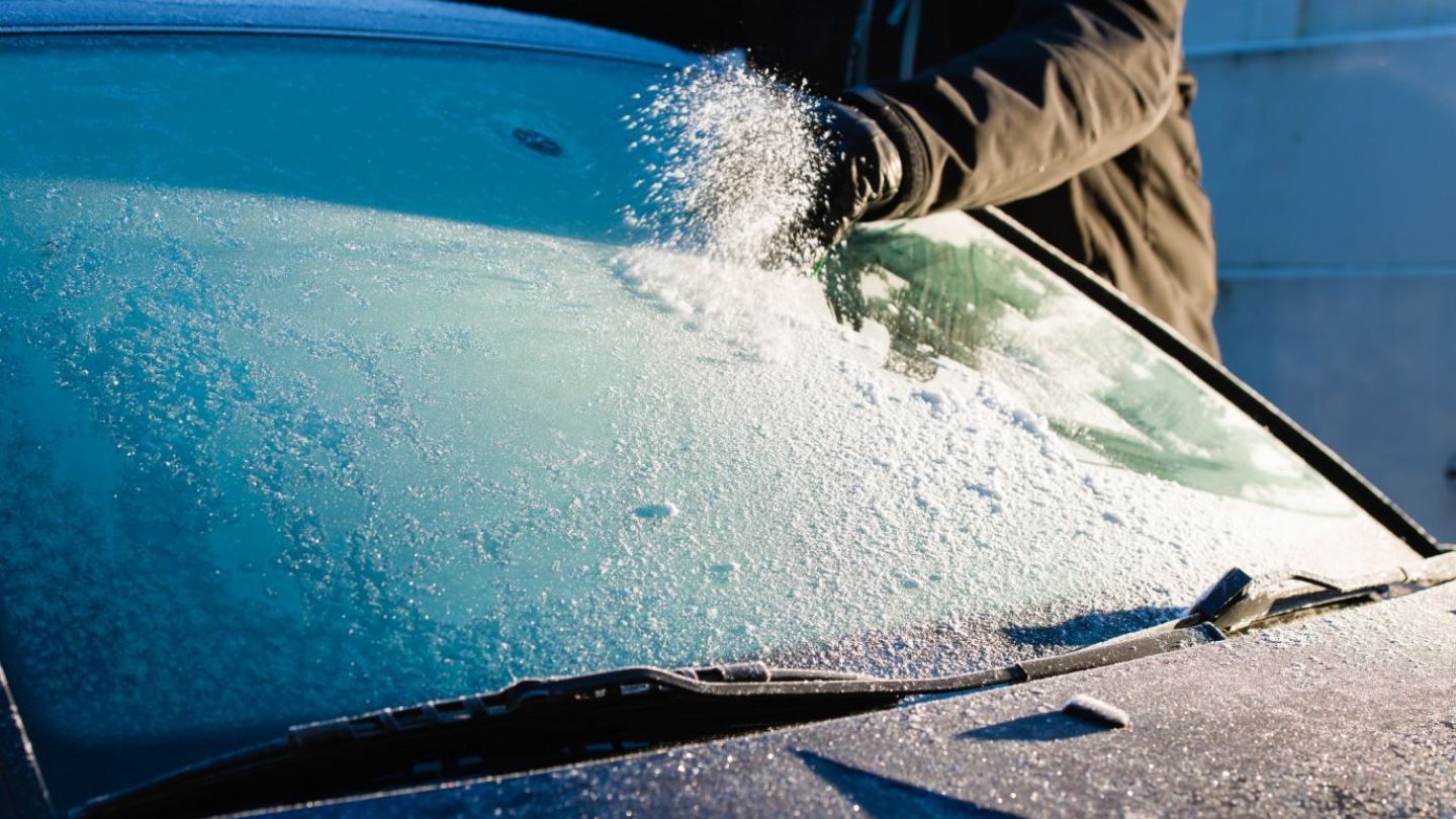 Butonul din mașină care te ajută să dezgheți rapid parbrizul