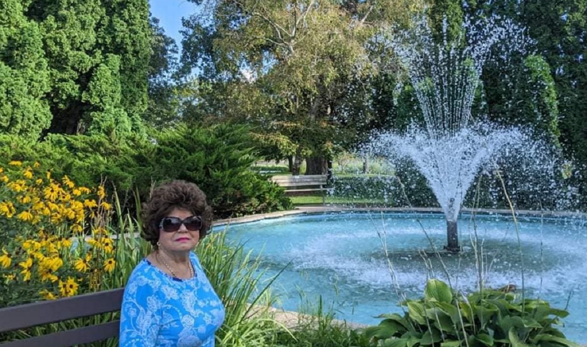 Cântăreața din România prinsă într-un triunghi amoros la 76 de ani