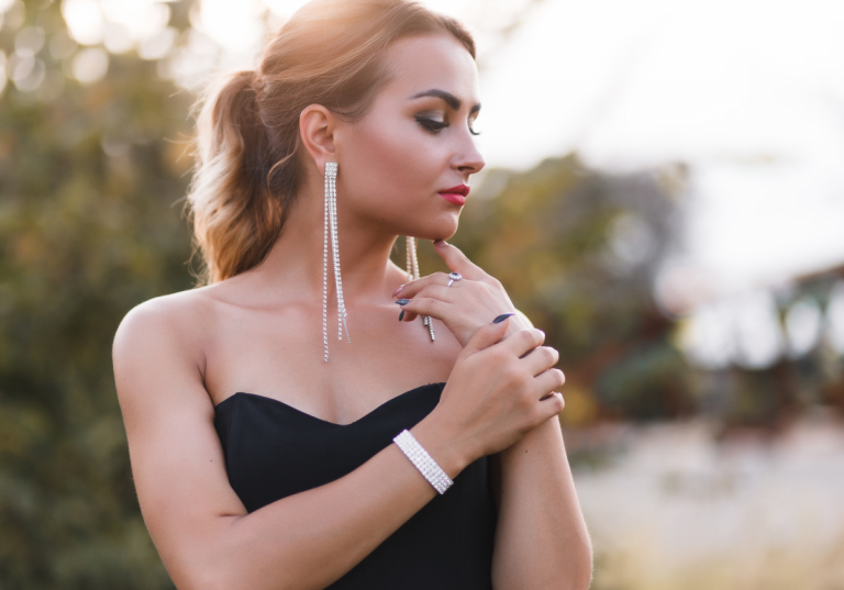 Se poartă ceas la rochie de seară. Regula de aur pe care trebuie să respecte orice femeie pentru o ținută impecabilă
