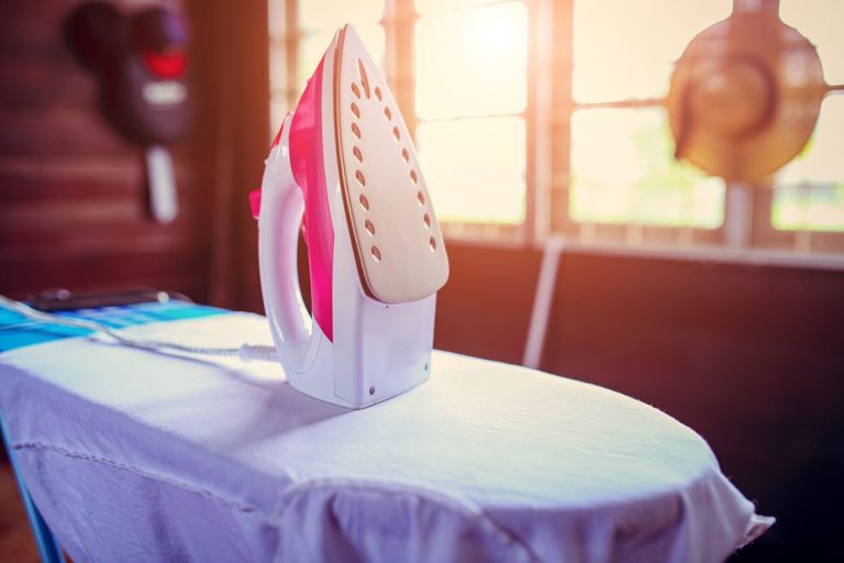 De ce e bine să pui folie de aluminiu pe masa de călcat. Trucul e genial, îl vei folosi mereu