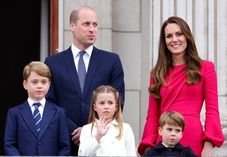 Prințul William și Kate Middleton, alături de copiii lor, fotografie de colecție. Cum au pozat cei 5 pentru felicitarea de Crăciun