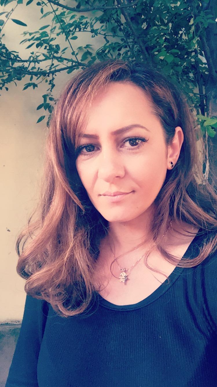 Carmen Trandafir a învățat să se vopsească și să se coafeze singură acasă