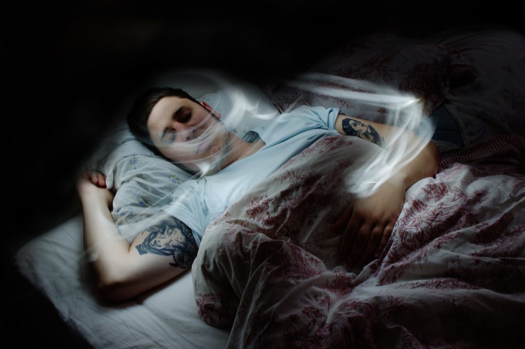 Ce înseamnă când visezi morții din familie