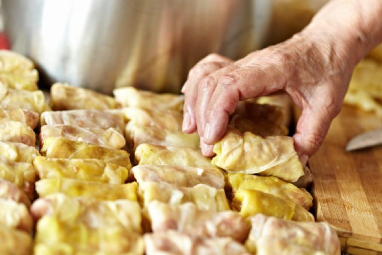 Cum se împăturesc sarmalele corect. De acum încolo doar așa le vei pregăti, metoda simplă